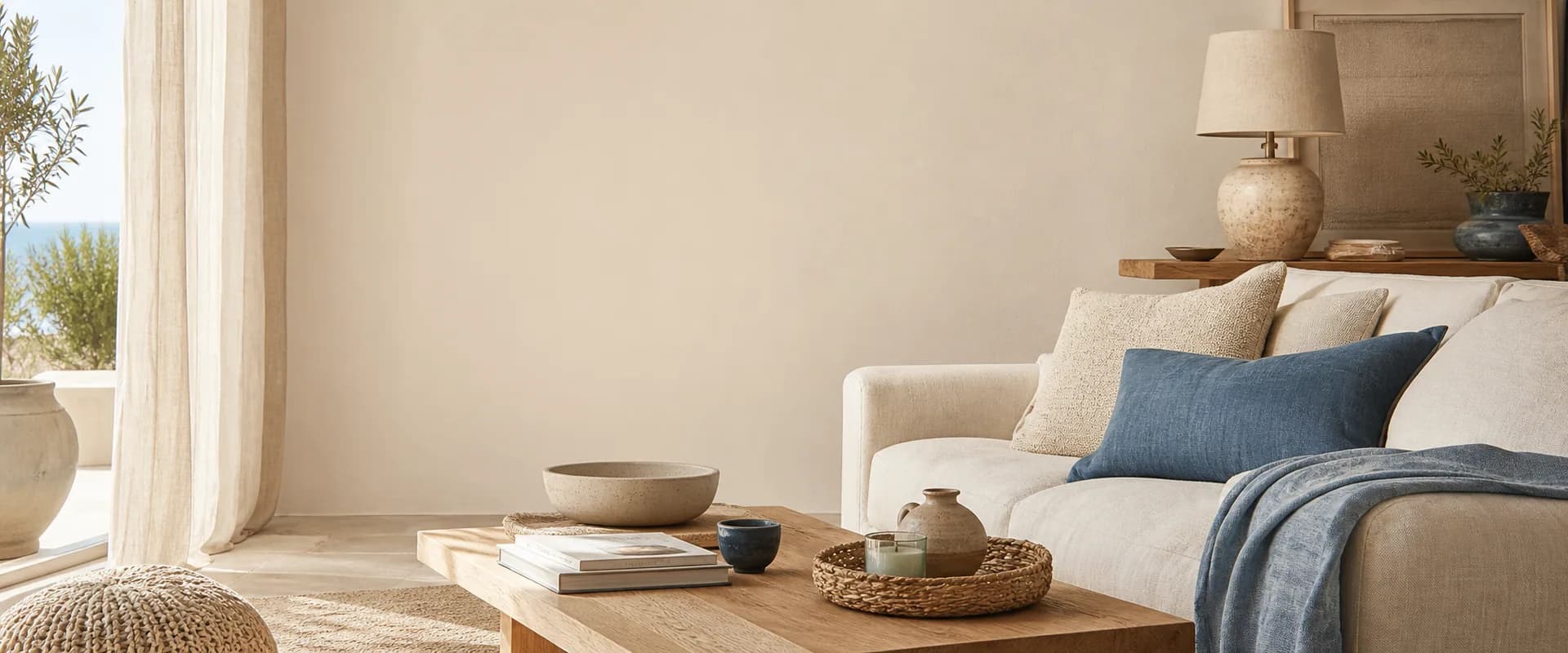 Interno mediterraneo luminoso con tessuti, ceramiche e dettagli per la casa