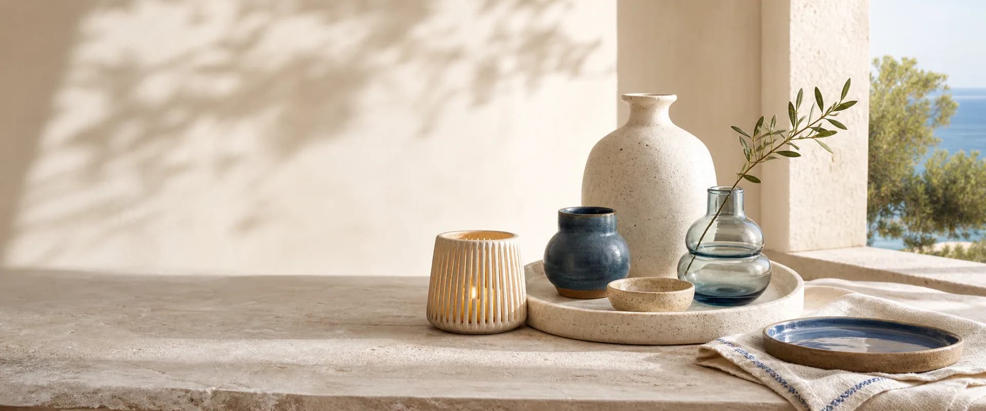 Composizione editoriale di ceramiche, vetro e piccoli oggetti decorativi