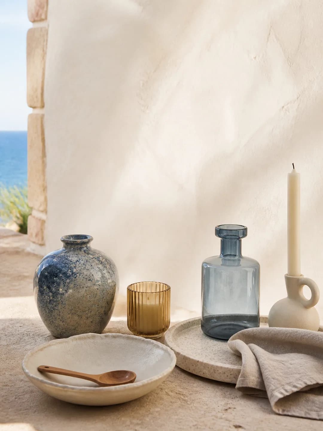 Composizione editoriale di ceramiche, vetro e piccoli oggetti decorativi