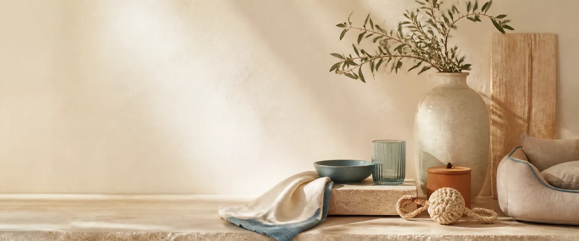 Composizione curata di oggetti casa, lifestyle e pet in luce mediterranea